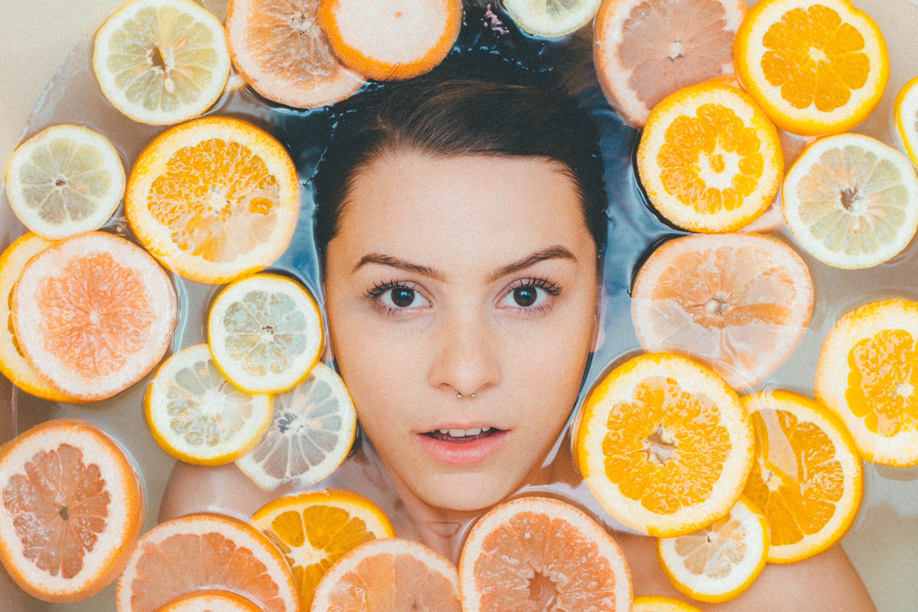 peeling aux acides de fruits chez un médecin esthétique